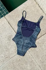 Traje de baño enterizo negro con escote en U, tiras finas y espalda redondeada. Sin almohadillas.