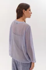 Sweater de punto calado color camel, con escote en V y mangas largas.