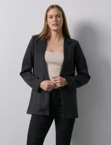 Blazer entallado negro, marca Robert Louis. Cuello con solapa y abertura central con botón. Delantera con bolsillos. Manga larga calada.