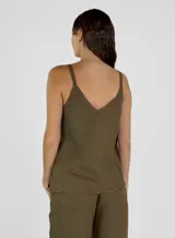 Musculosa color ladrillo con breteles finos y escote en V.