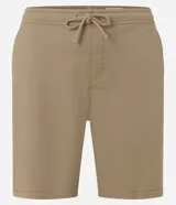 Bermuda masculina color beige de sarga, con cintura elástica ajustable con cordón y bolsillo trasero.