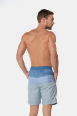 Short de baño clásico a rayas horizontales en tonos celeste y azul, con cintura elástica y cordón ajustable. Incluye dos bolsillos laterales y suspensor de malla fina.