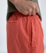 Bermuda short color naranja, de corte recto, con cintura elástica y bolsillos laterales.