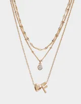 Collar corto dorado multicadena con dije de corazón y letra R.