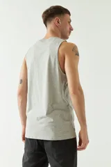 Musculosa gris con estampado de palmeras, la frase "Summer Beachside 1976" y el logo de Mistral.