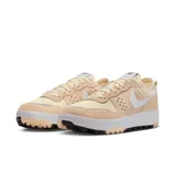 Championes urbanos Nike C1TY color crema con detalles en blanco.