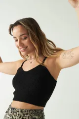 Top tejido color marrón con escote corazón y espalda recta.