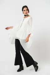 Blusa blanca de gasa oversize con forro y manga murciélago.