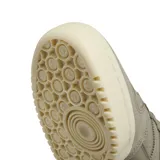 Championes Adidas Forum Low CL color gris topo con detalles en verde oliva y suela color crema.