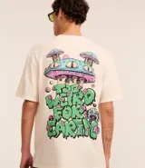 Remera color crema de corte relaxed, con cuello redondo y mangas cortas. Presenta un estampado de un pulpo y letras con la frase "Too weird for earth".
