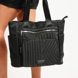 Bolso tote negro acolchado con cierre superior, doble asa de hombro y múltiples bolsillos externos con cierre.