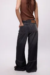 Pantalón de jean crudo, de corte recto y tiro bajo, con doble pasacinto y ajuste con lazo.