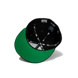 Gorra New Era 59FIFTY de béisbol, color negro con logo de los New York Yankees bordado en blanco al frente y parche conmemorativo del campeonato World Series 1996 en el lateral.