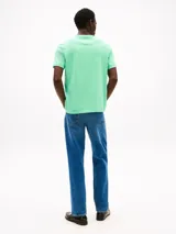 Remera verde agua de algodón con cuello redondo y logo de Tommy Hilfiger bordado en el pecho.