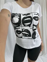 Remera blanca de mangas cortas con estampado de collage de labios en blanco y negro.