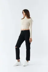 Pantalón de gabardina blanco de tiro medio, corte recto cropped, con cierre de cremallera y bolsillos.