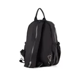 Mochila pequeña color negro, confeccionada en poliéster, con múltiples bolsillos externos e internos, acceso con cierre y herrajes plateados.