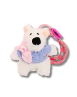 Llavero con forma de oso de peluche blanco con un suéter azul y un conejo rosa colgando.
