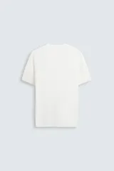 Camiseta de hombre de punto con mezcla de viscosa, a rayas horizontales blancas y azul marino. Tiene cuello redondo, manga corta y terminaciones en rib.