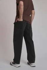 Pantalón de jean de corte recto color negro.