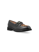 Mocasines de cuero negro con estampado animal en la parte delantera, detalle de flecos y hebilla metálica.