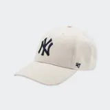 Gorro de béisbol color beige con logo de los New York Yankees bordado en azul marino en el frente y logo de la marca 47 bordado en el lateral.