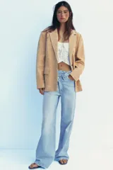 Blazer color camel confeccionada en piel de ante 100%. Diseño clásico con cuello solapa, escote pico, manga larga, bolsillos con solapa en delantero, forro interior combinado, bajo con abertura en espalda y cierre frontal con botones.