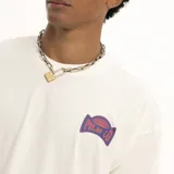 Remera marrón de corte holgado con cuello redondo y estampado pequeño en el pecho con el logo de la marca Pulau.