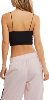 Top corto negro con textura y breteles finos.