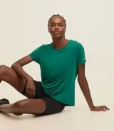 Remera deportiva verde esmeralda texturizada, de cuello redondo y manga corta.