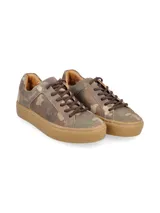 Sneaker de cuero vacuno con estampado de camuflaje y suela marrón.