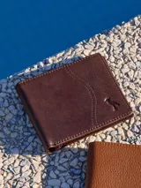 Billetera de cuero marrón con diseño elegante y compartimentos para tarjetas.