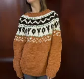 Sweater de lana merino con cuello redondo y diseño con motivos geométricos en tonos azul, marrón, naranja, verde y beige.