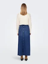 Falda maxi de denim azul con diseño de largo completo, triángulo en contraste, acabado deshilachado en el dobladillo y bolsillos laterales.