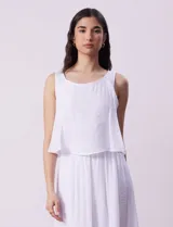 Vestido largo color mostaza de crepe, marca Marissa Olivia. Escote redondo con sobrecapa y detalle de crochet en los hombros. Corte en la cintura con punto smock. Sin mangas.