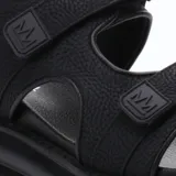 Sandalia de plataforma color rosa con tiras de ajuste con velcro y logo de la marca en negro.