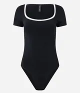 Body negro de microfibra con escote cuadrado y bies blanco contrastante.