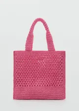 Bolso shopper grande color fucsia, tejido en fibra natural con diseño calado. Tiene doble asa corta de mano y es de estilo shopper.