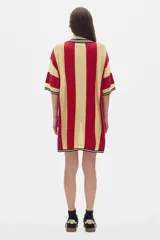 Vestido corto tejido con escote en V y mangas cortas, de calce suelto y cómodo. Diseño a rayas verticales rojas y amarillas con ribetes negros en cuello, mangas y ruedo.