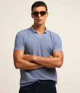 Polo de hombre celeste con cuello clásico, manga corta y tejido texturizado. Confeccionada en algodón, poliéster y lino.
