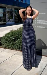 Falda larga de color azul marino con estampado de lunares blancos, corte evasé y cintura elastizada.