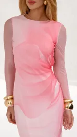 Vestido largo de fiesta color rosa con estampado abstracto, mangas largas de tul y falda con abertura lateral.