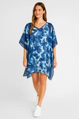 Túnica corta de algodón con estampado floral en tonos azules y cuello en V.