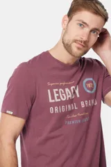 Remera de manga corta color borgoña con cuello redondo y estampado frontal con la leyenda "Legacy Original Brand" en color gris y un círculo con el número "1972" en azul.