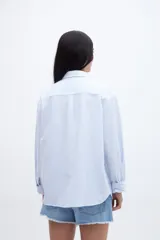 Camisa de algodón a rayas verticales rosas y blancas, con cuello solapa clásico y bolsillo cuadrado en el pecho.