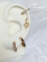 Ear cuff dorado con diseño en forma de serpiente, ideal para añadir un toque especial a tu look.
