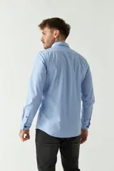Camisa celeste de manga larga para hombre, con logo bordado y fit slim. Confeccionada en 100% algodón.