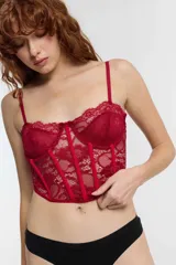Corset de encaje color rojo con tirantes finos.