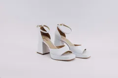 Sandalias de cuero color dorado con plataforma, tacón cuadrado y pulsera al tobillo.