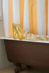 Pantuflas tipo botitas de cuero color marrón con interior de corderito.